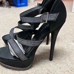 Women’s Size 9, stunning high heeled dress shoes!